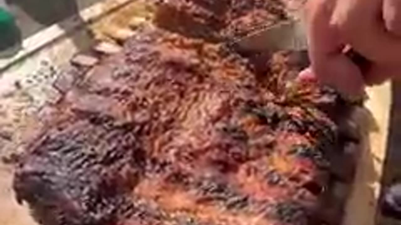 Argentinian farm, where the art of grilling meets the deliciousness of ribs. 🔥🐄