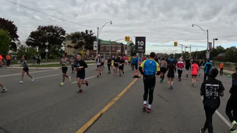 CORRIENDO UNA MEDIA MARATON (21.1 Kms.) A LOS 60 EL 16 DE OCTUBRE, 2022 (Video 6 de 11)