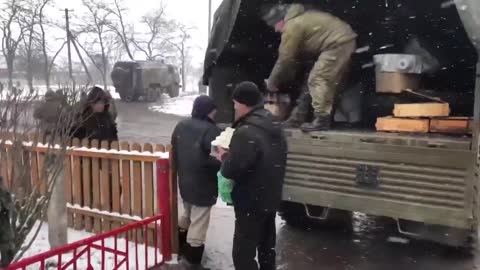 Russian servicemen began to deliver humanitarian aid to the settlements of the I_1