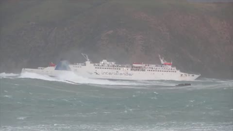 Ships in Storms | 10+ TERRIFYING MONSTER WAVES, Hurricanes & Thunderstorms at Sea