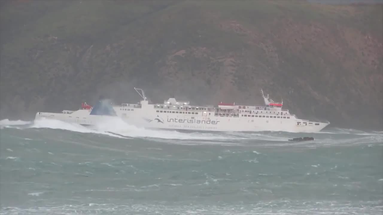 Ships in Storms | 10+ TERRIFYING MONSTER WAVES, Hurricanes & Thunderstorms at Sea