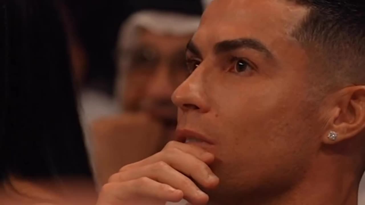 Cristiano Ronaldo reacts to Francis Ngannou knocking down Tyson Fury