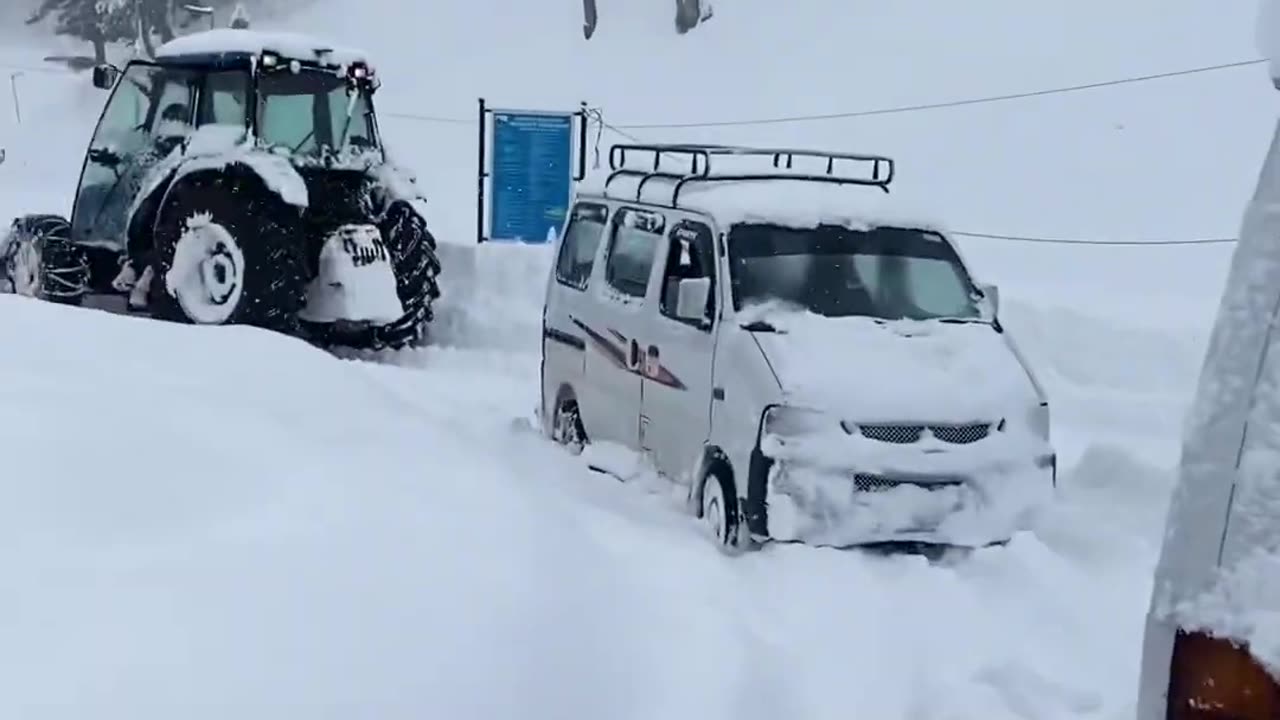 Heavy snowfall in kashmir - Gulmarg snowfall 2023 - snowstorms - India