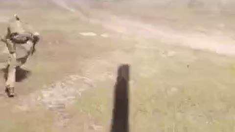 🇷🇺 Paratroopers disembark from a Mi-8 helicopter