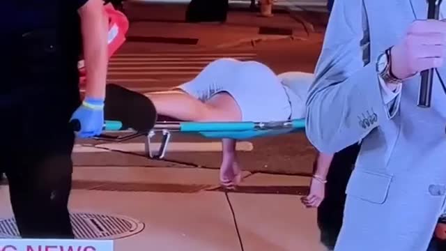 The injured man's buttocks shook so much that the reporters were stunned