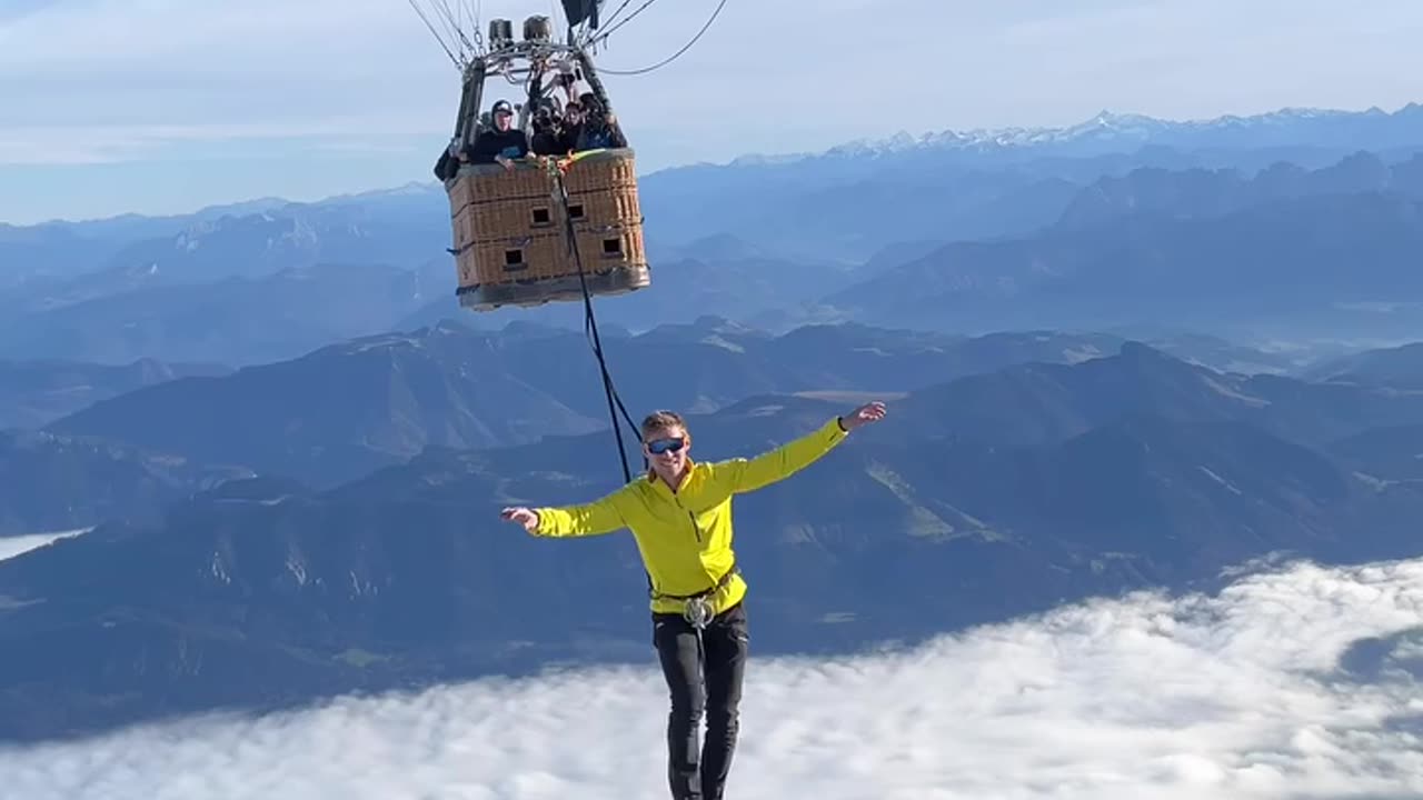 New Slackline World Record at 2,500 Meters Between Two Hot Air Balloons!