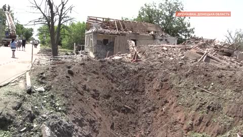Russian-troops-hit-Druzhkivka:-one-killed,-houses-destroyed-(video)
