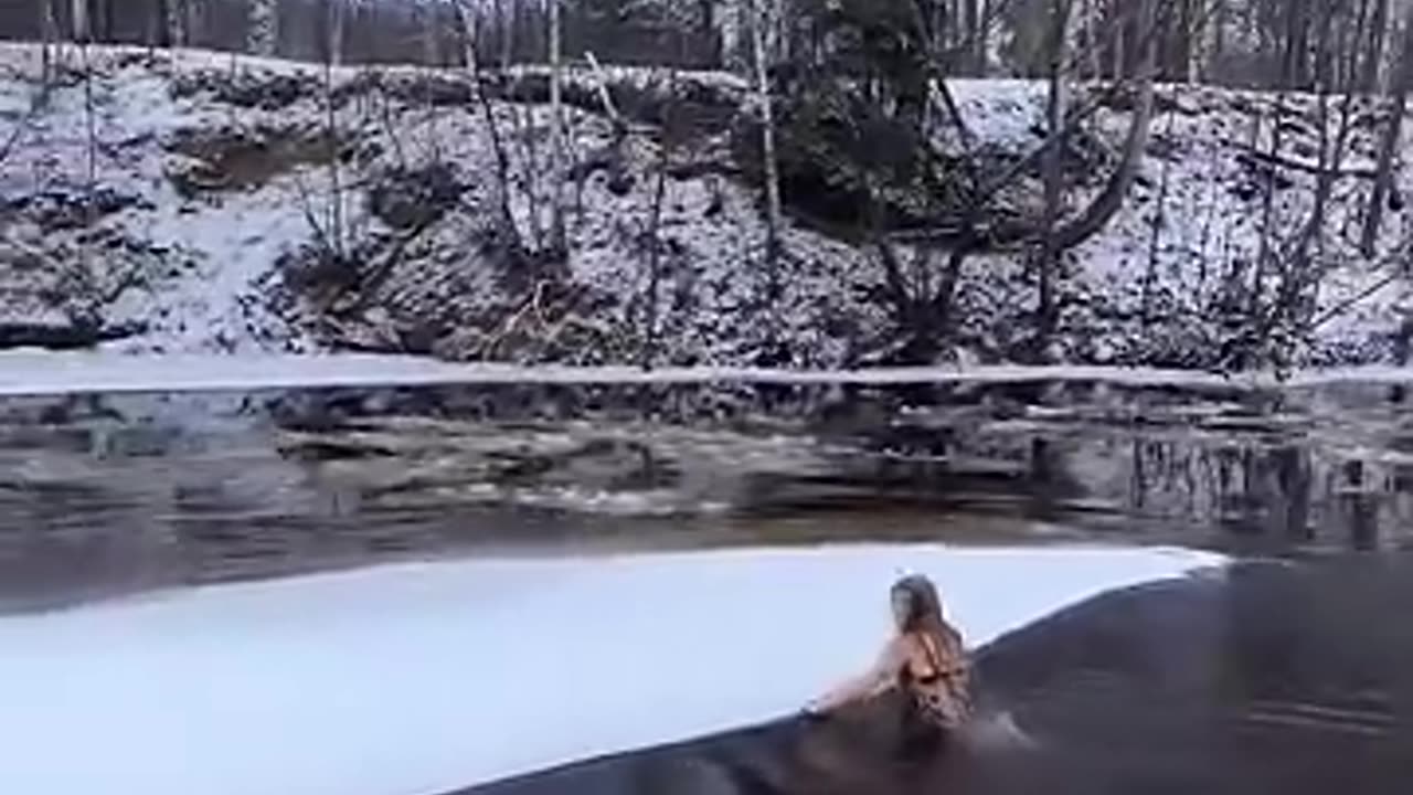 pushing the ice floe🧊льдина сдалась🤪#shorts