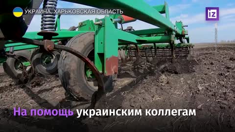 Ruská armáda pomáhá farmářům odminovat pole v Charkovské oblasti