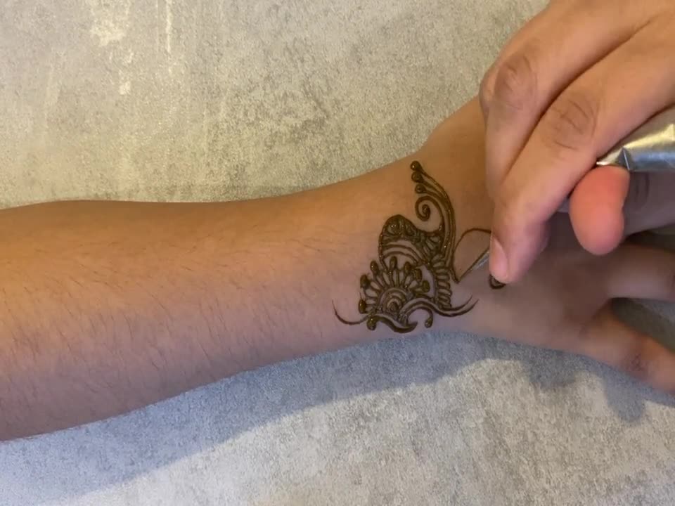 SIMPLE HENNA DESIGN | How to do a quick and simple mehndi design for parties.