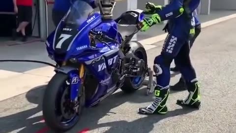 MotoGP R1 pit stop