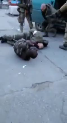 Ukrainian soldiers shoot Russian prisoners of war in the legs and afterwards give them a severe beating