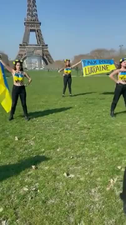 Europeans SOMETIMES have brilliant ideas. This is a great protest!