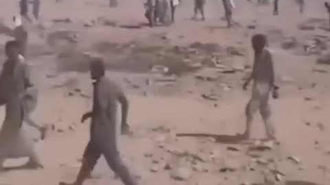 Egyptians carry water and food to victims in Gaza