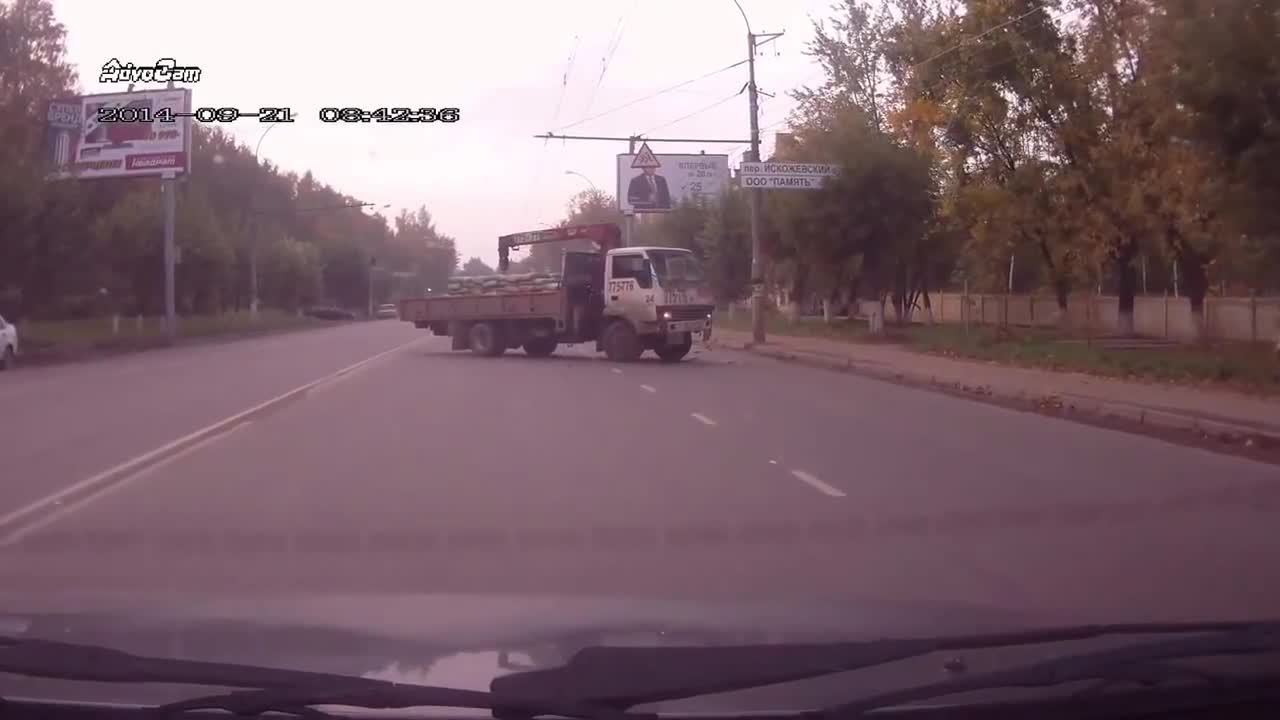 Russian Policeman Commandeers Car That Witnessed Hit And Run