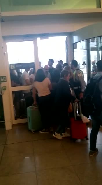 Policía Nacional recupera el Aeropuerto El Prat Barcelona invadido por los CDR (3)