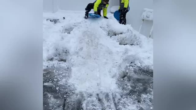 R2J2 Snow slide 2022