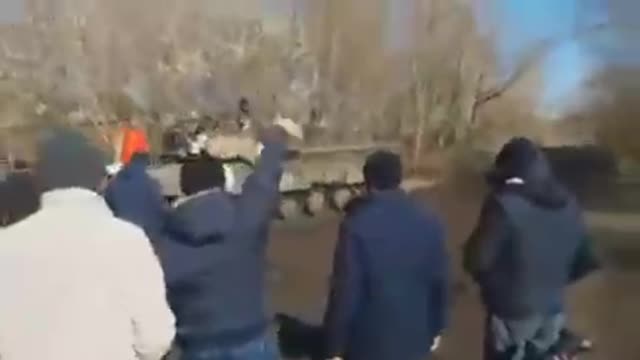 🇺🇸 UKRAINE: UNARMED PEOPLE LOCK THE ROAD AND FORCE THE RUSSIAN TANK TO TURN