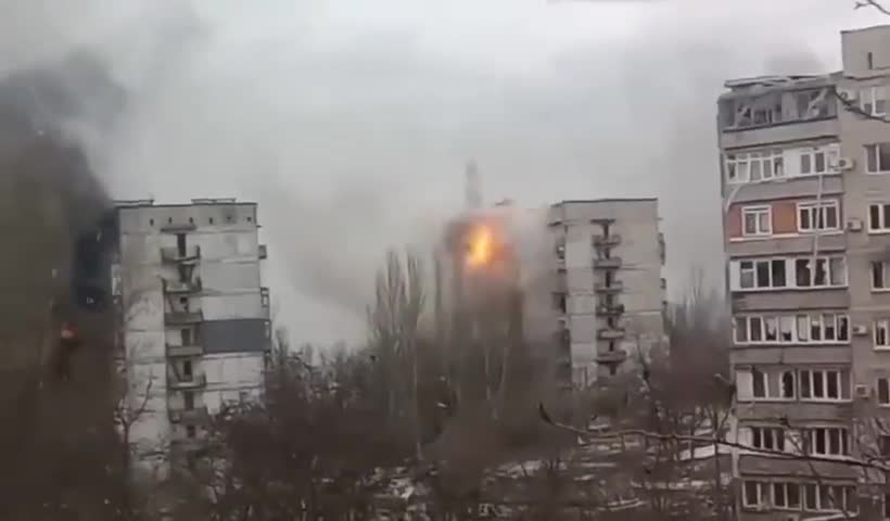 RussianArmy tanks directly target the residential buildings in Mariupol with their cannons.