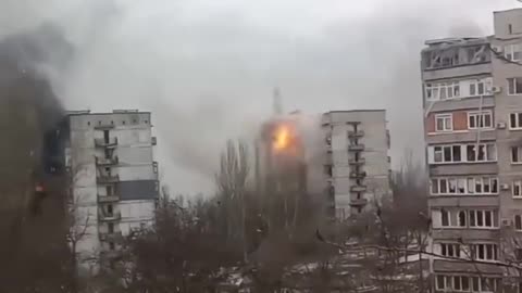 RussianArmy tanks directly target the residential buildings in Mariupol with their cannons.