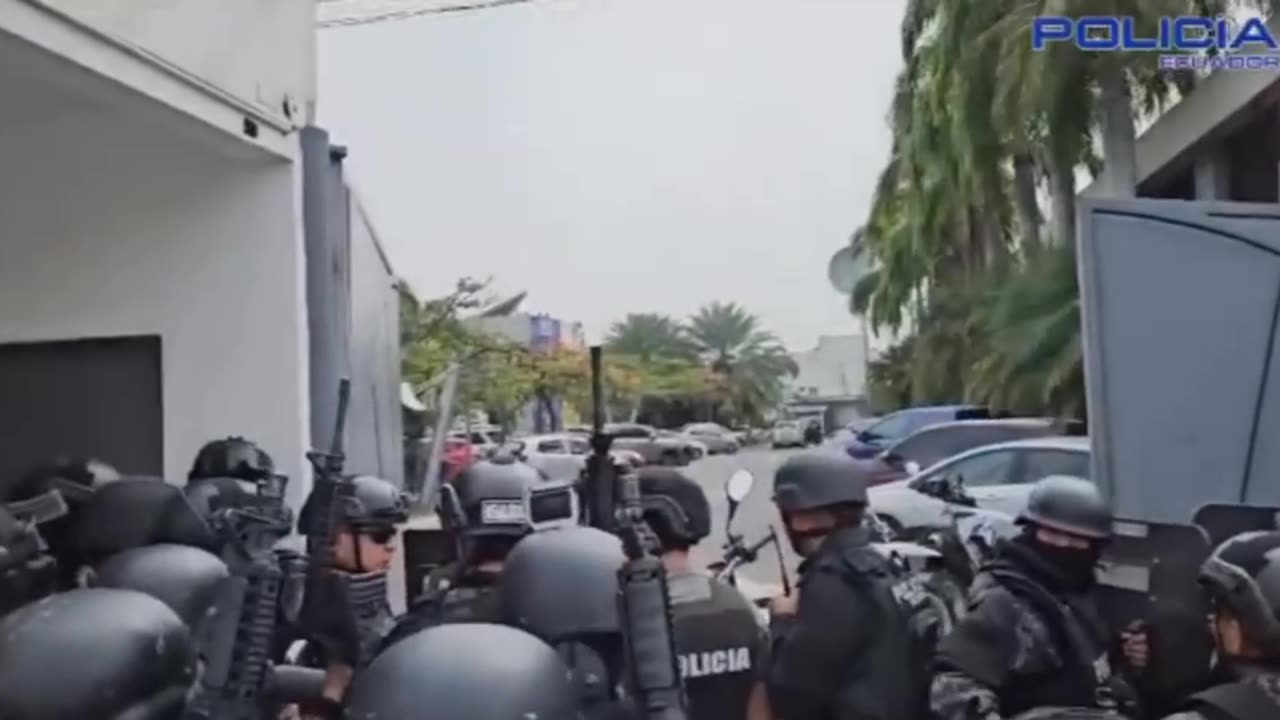 Ecuadorian police showed footage of the storming of a television studio seized by bandits