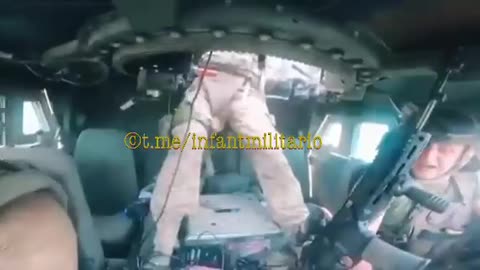 El vehículo blindado de la OTAN/Ucrania fue socavado por una mina.