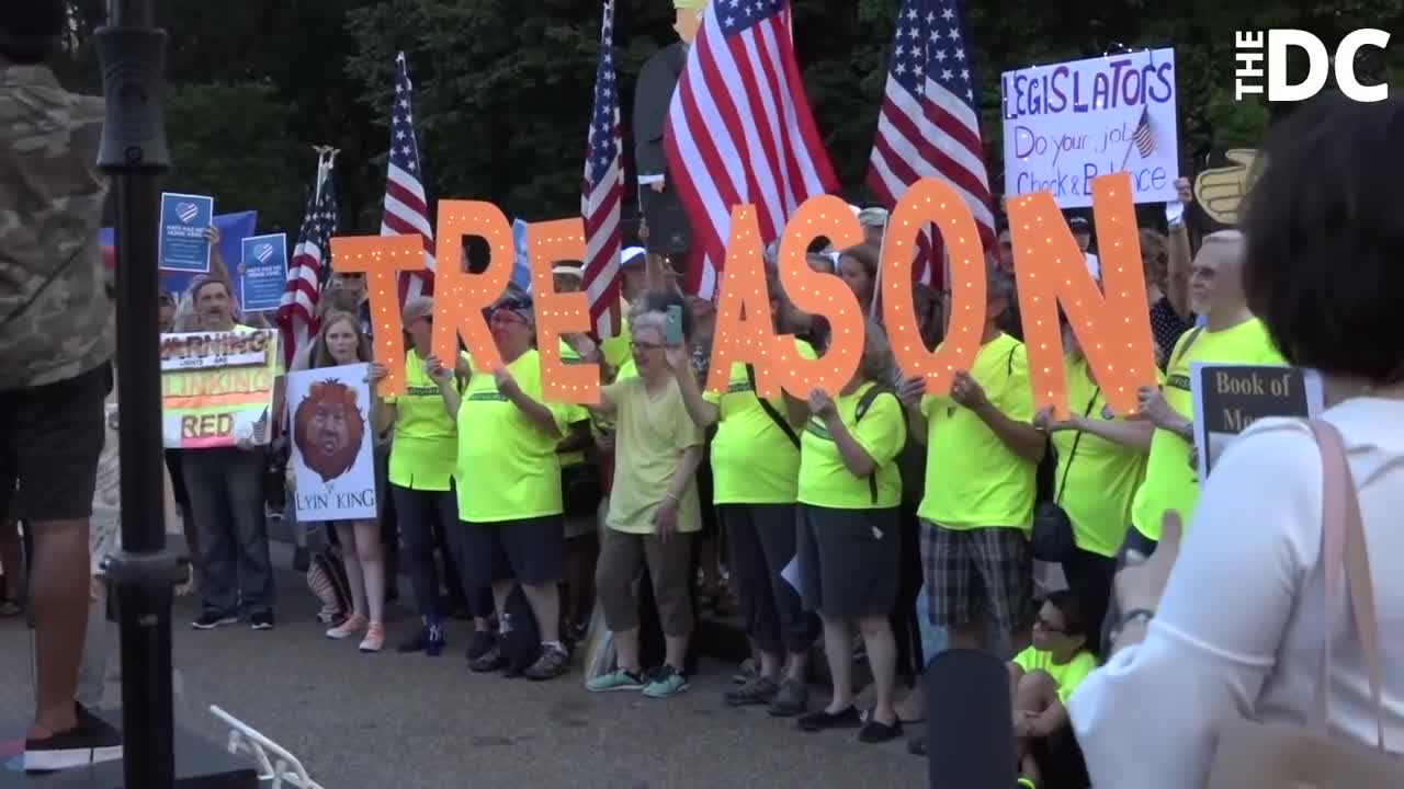 Rosie O'Donnell and Broadway actors protest outside of White House