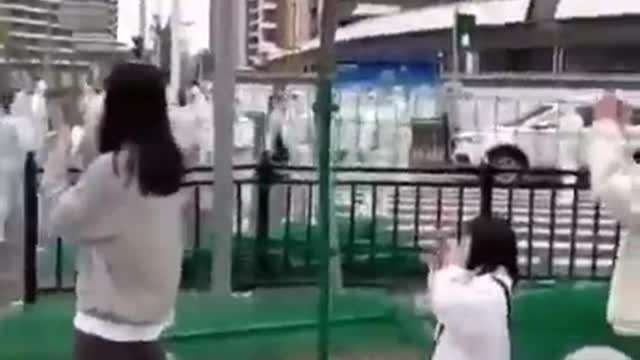 Politistii iau pe sus locuitori din Shanghai pentru a-i interna cu forța în lagărele Covid.