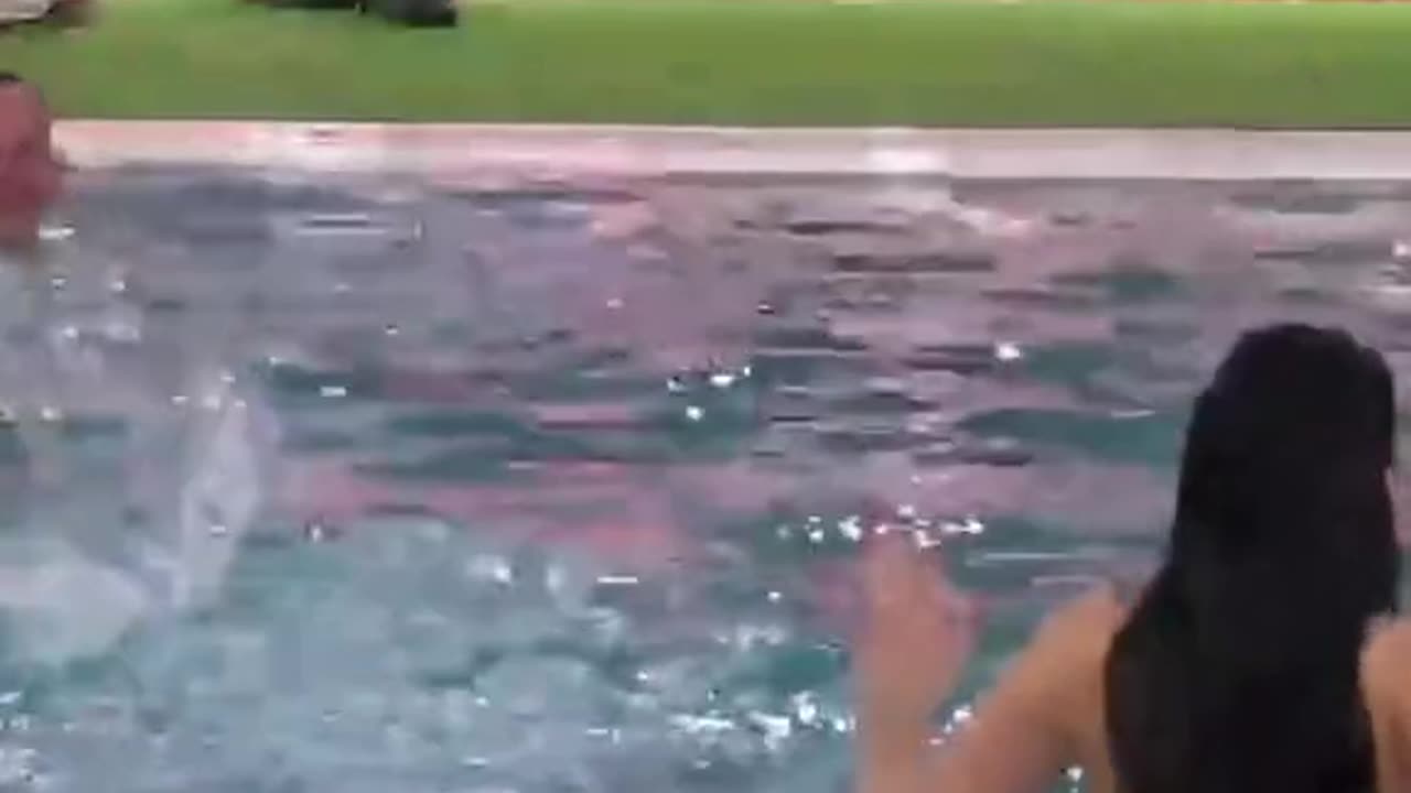 Erjola Doçi ekspozon format bombastike