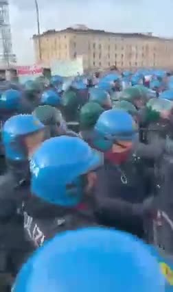 IDRANTI E MANGANELLI SUI PORTUALI DI TRIESTE