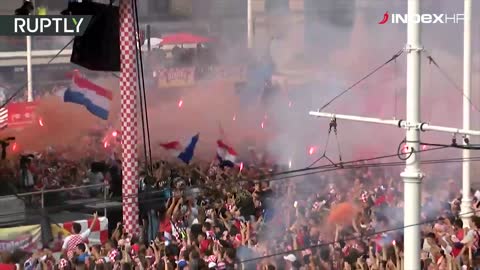 Slavlje navijača nakon gola Perišića