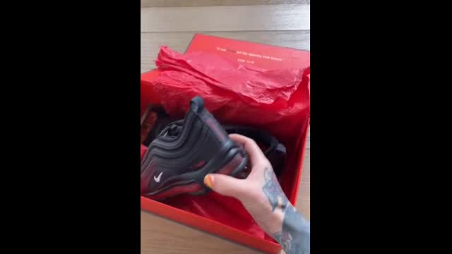 Ed ecco Fedez che mostra, orgogliosamente, le scarpe sataniche che si ė comprato!