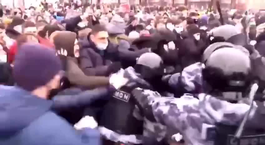 🚨 - Protests swell across Russia