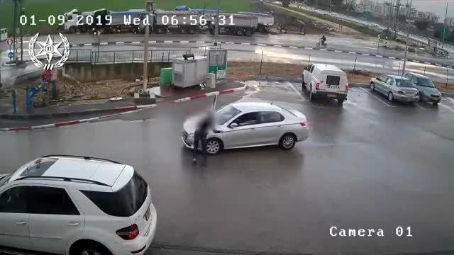 אישה נתנה בראש לערבי שניסה לגנוב את רכבה