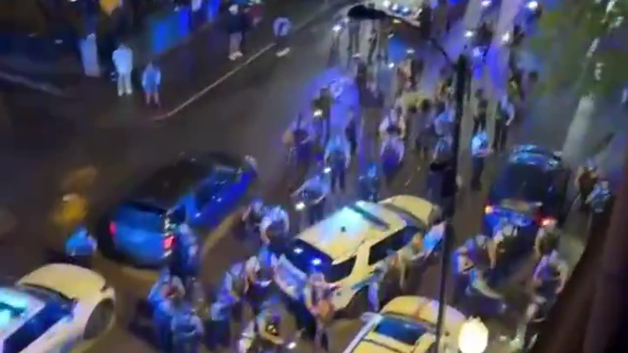 Huge BRAWL between at least 80 migrants outside a downtown Chicago