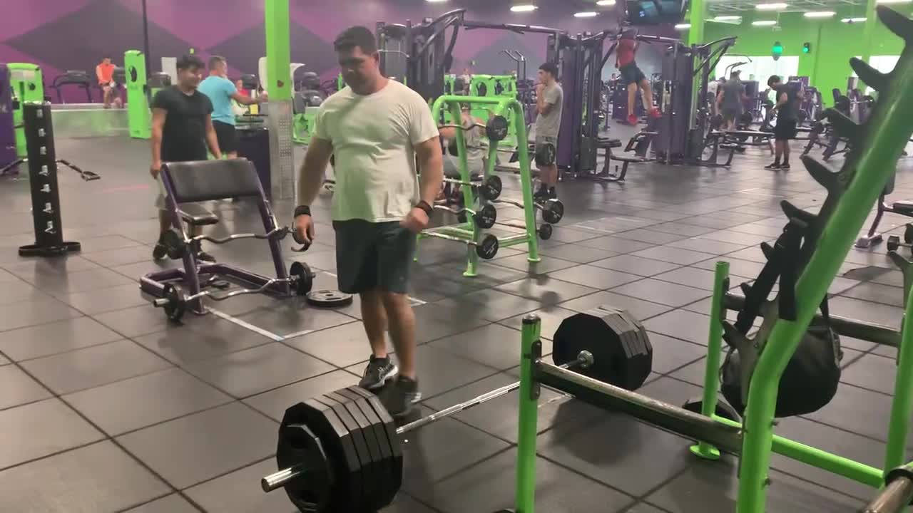 Deadlifting 545lbs