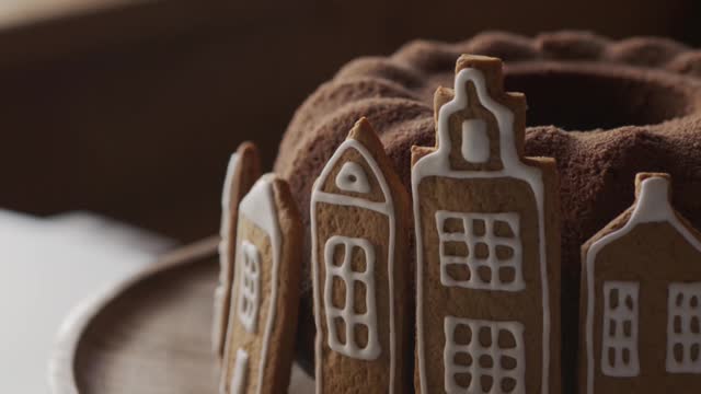 cake-decorated-with-gingerbread-cookies