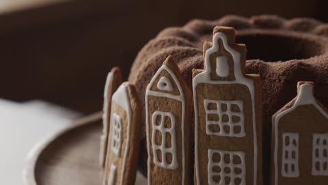 cake-decorated-with-gingerbread-cookies