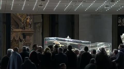 Quando o Corpo de Padre Pio entrou em procissão na Basílica de São Pedro