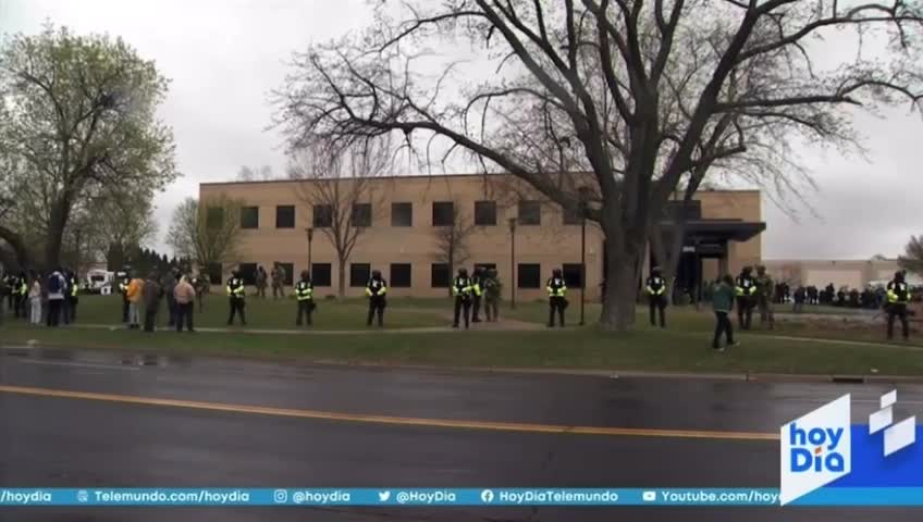 Telemundo Noticias How a Police Officer Can Confuse A Pistol For A Taser