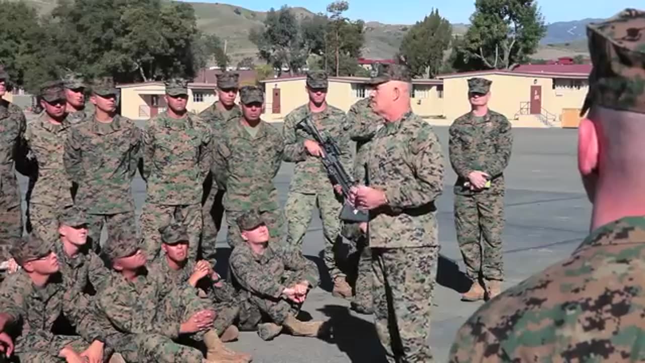 General visits 4th Recon Marines