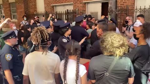 NYC: Pro-choice group attempts to forcibly enter St Patrick's church