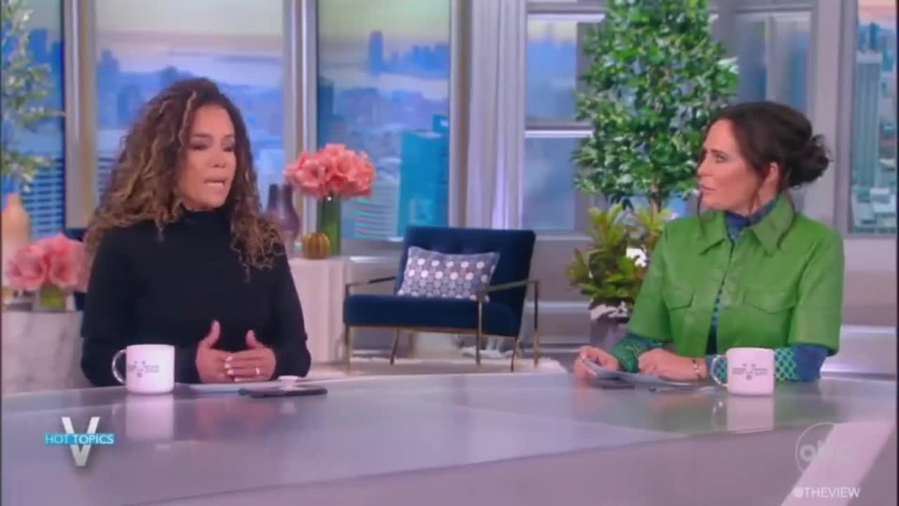 Kamala Harris Laugh in Poland is criticized because of Racism