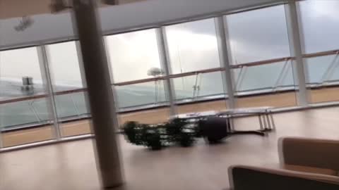 Pánico por avería de un crucero noruego con 1.300 pasajeros l