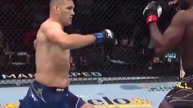 Momento en que peleador del UFC se parte la pierna por brutal patada