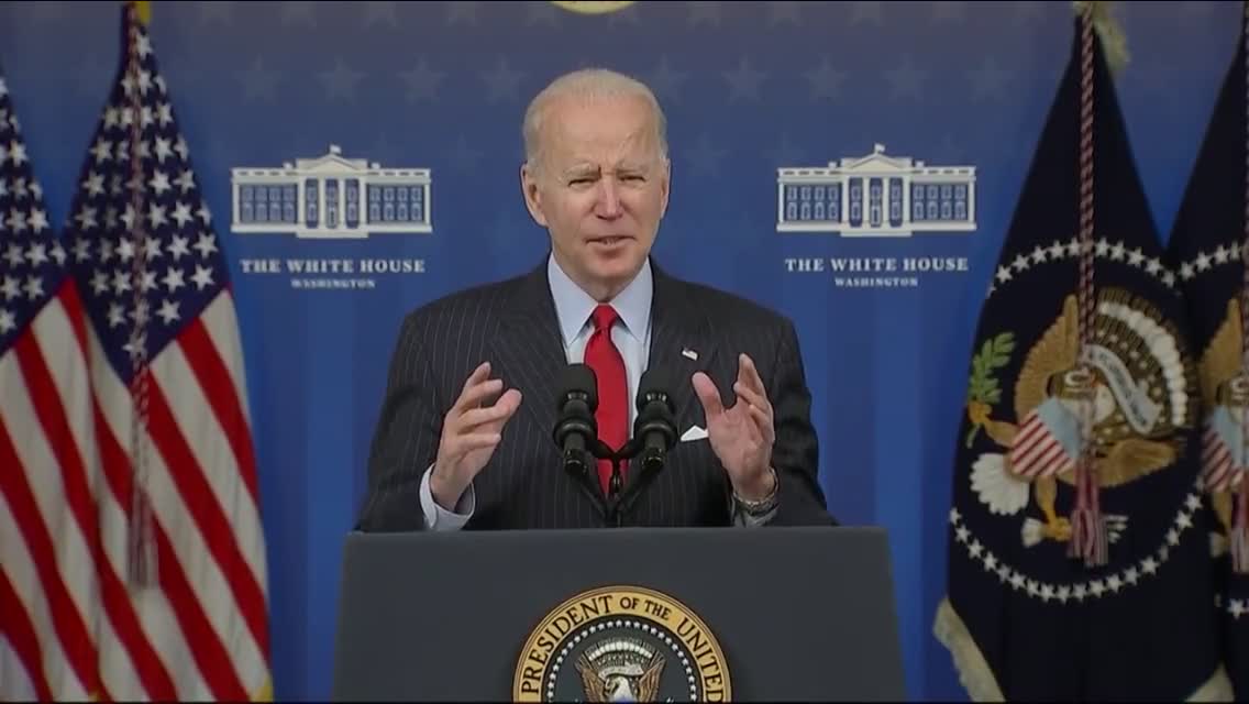 Biden reads “end of quote” off the teleprompter