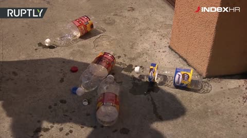 Bosanac u automobil toči jestivo suncokretovo ulje