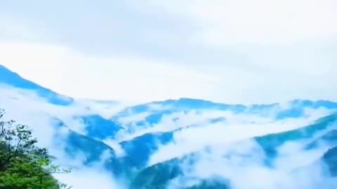 The scenery is beautiful and the wind between the clouds is particularly beautiful