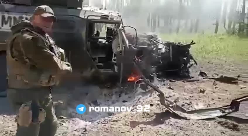 Ruský Tigr po nájezdu na protitankovou minu. Všichni, kteří byli uvnitř, jsou živí a zdraví