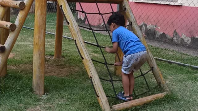 Miguel brincando no Parquinho